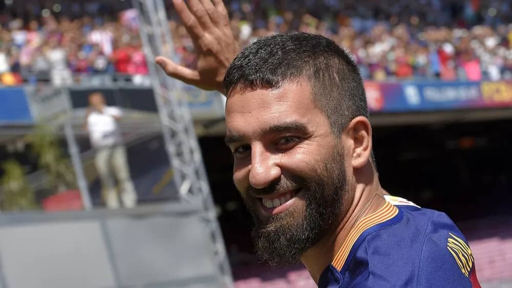 ستاره پرحاشیه سابق بارسلونا از دنیای فوتبال خداحافظی کرد!