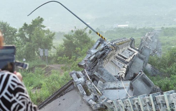 تصاویر تکان دهنده از فرو ریختن پل بزرگ در زلزله تایوان