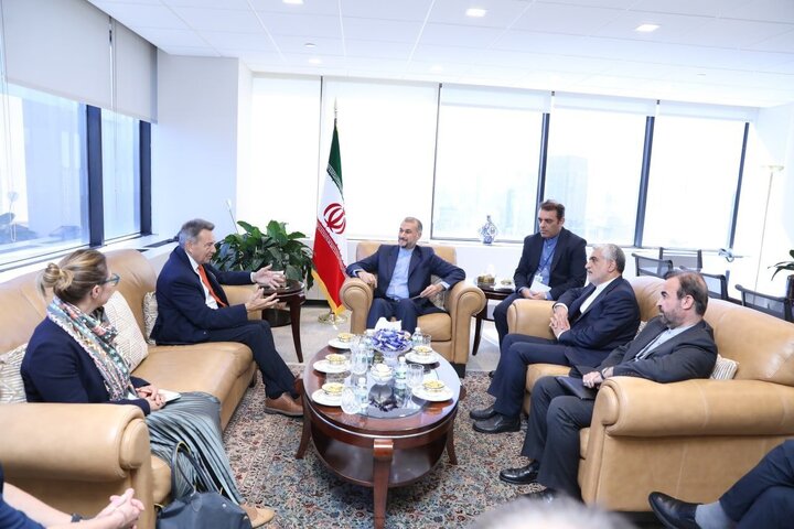 وزیر خارجه ایران با رئیس کمیته بین‌المللی صلیب سرخ دیدار و گفتگو کرد