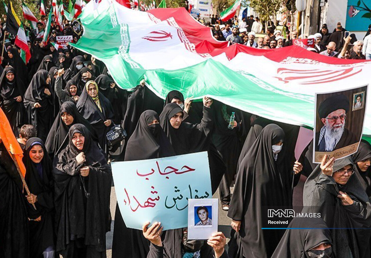 دشمن آرزوی تجزیه ایران و شکست انقلاب را به گور خواهد برد