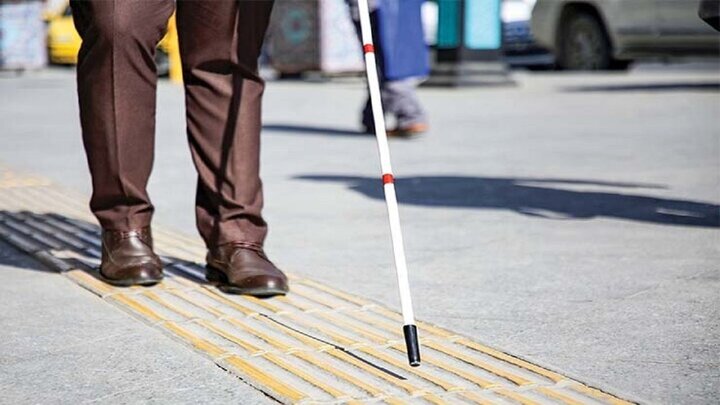 خطوط بریل برای نابینایان در پیاده‌روهای اراک نقش بست