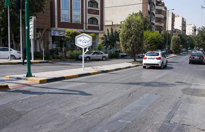 احداث ۱۰۰۰ مترمربع فضای سبز چندمنظوره در خیابان میرزاطاهر