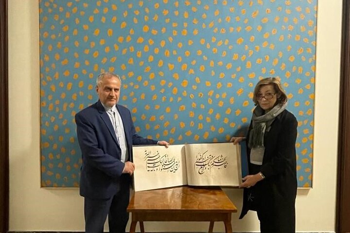 اهدای آثار خوشنویسی منتخب آیات قرآنی به دو موزه مهم صربستان