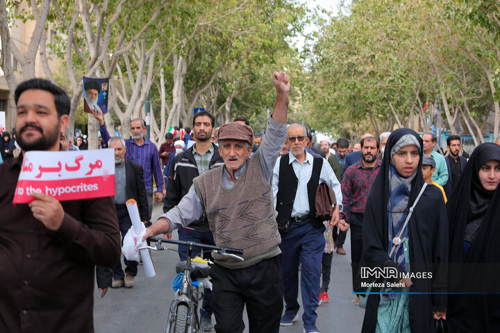 راهپیمائی مردم اصفهان در محکومیت حادثه تروریستی شاهچراغ