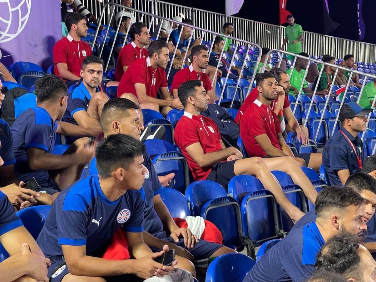 بازیکنان ایران و پاراگوئه تماشاگر دیدار امارات - برزیل+ عکس