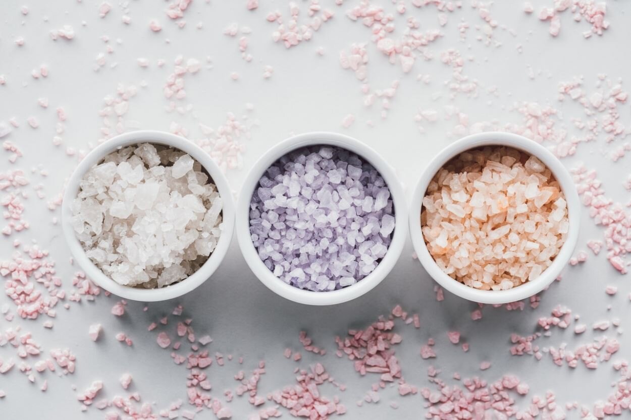نمک رنگی چیست؟ + خواص انواع نمک های خوراکی رنگی و کاربرد