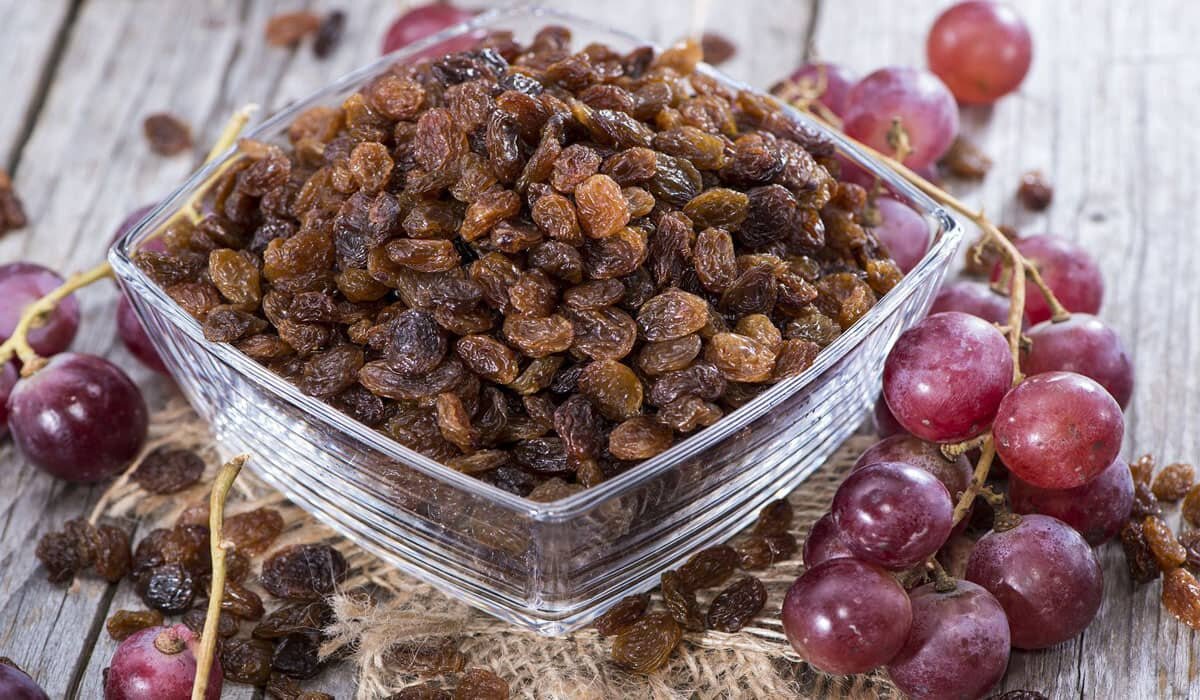 طرز تهیه کشمش مویز در خانه + خواص، فواید، عوارض و ارزش غذایی انگور خشک بدون تیزاب