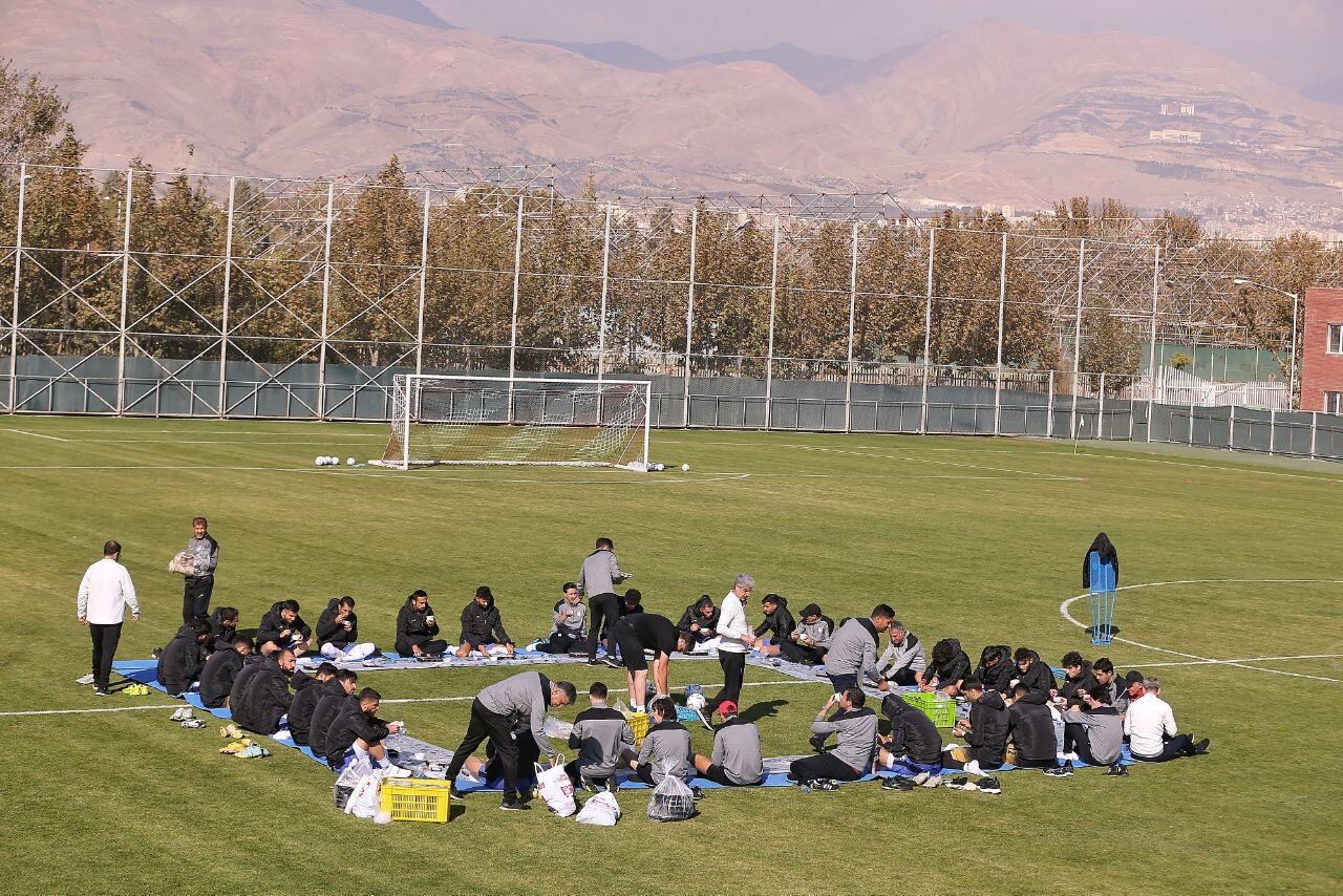 دورهمی پیکنیکی شاگردان کیروش وسط زمین چمن!+عکس