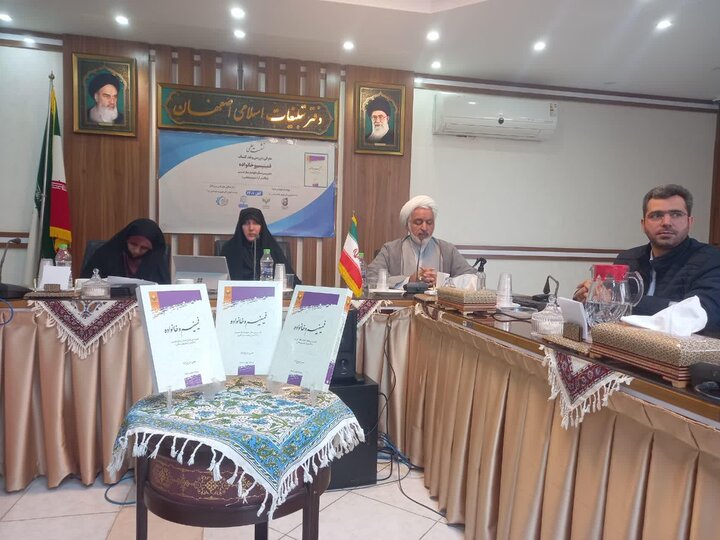 فمینیسم و اسلام در یک قالب نمیگنجند فمینیسم و 1 در یک قالب نمیگنجند