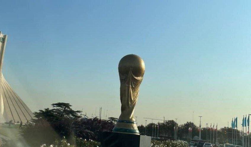 نصب ماکت کاپ جامجهانی در میدان آزادی تهران+عکس