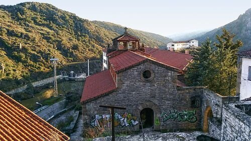 این روستا را با پول یک طبقه خانه در شهر بخرید!