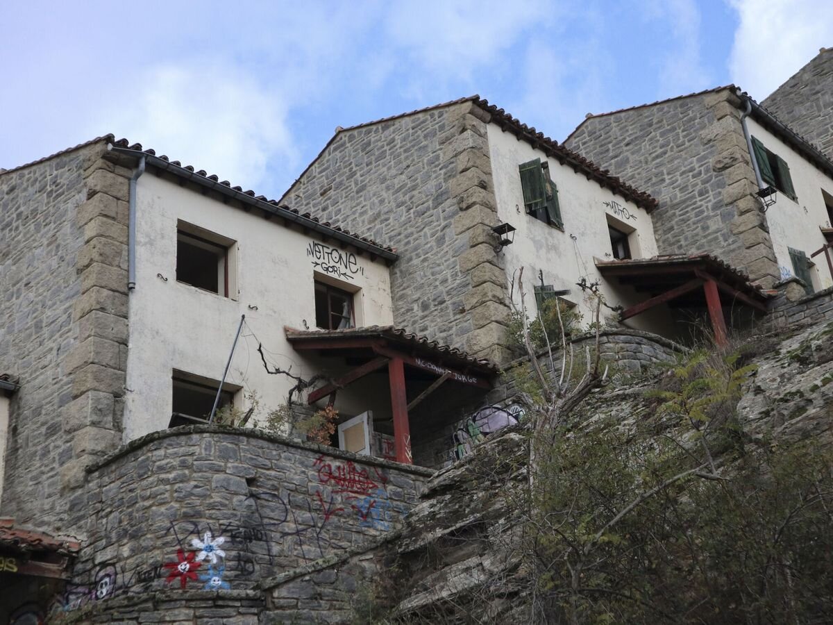 این روستا را با پول یک طبقه خانه در شهر بخرید!