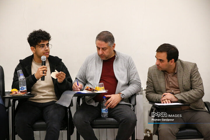 نشست صمیمانه شهردار اصفهان با دانش‌آموزان