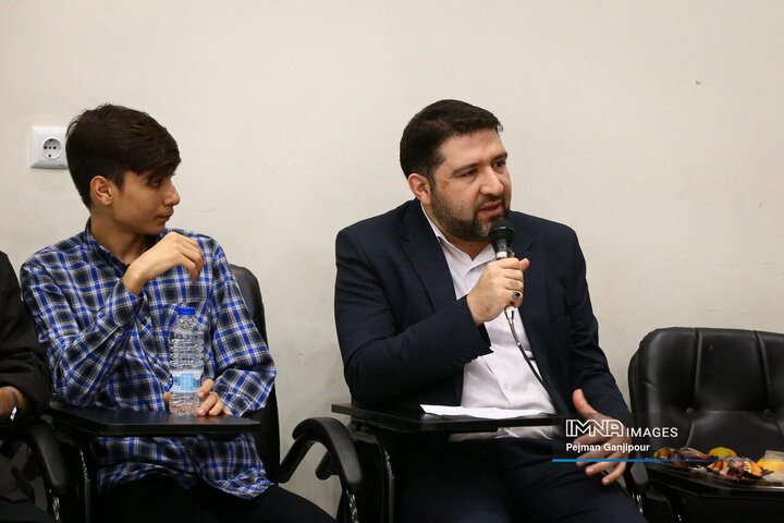 نشست صمیمانه شهردار اصفهان با دانش‌آموزان