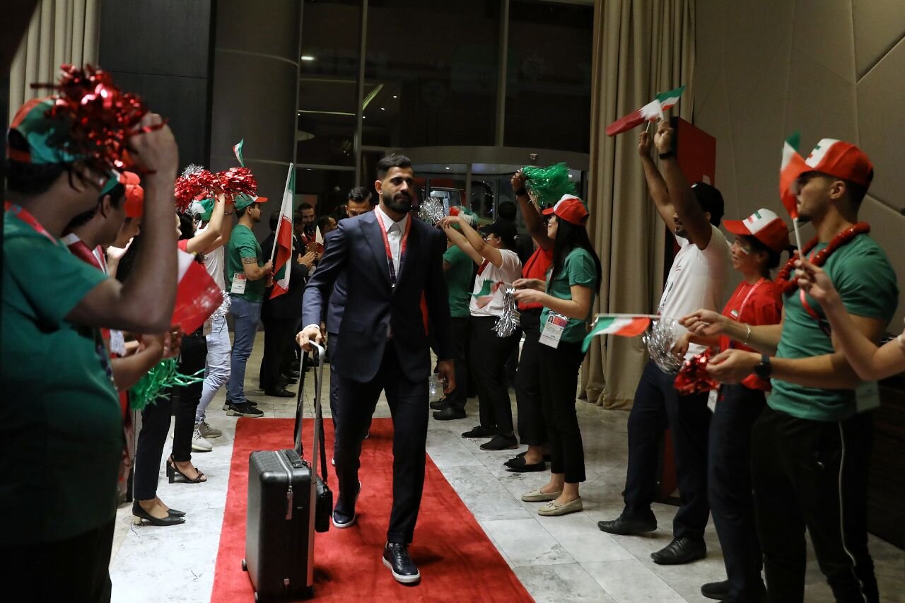 کاروان تیم‌ ملی با استقبال ایرانی‌های مقیم قطر وارد دوحه شد+ عکس و فیلم