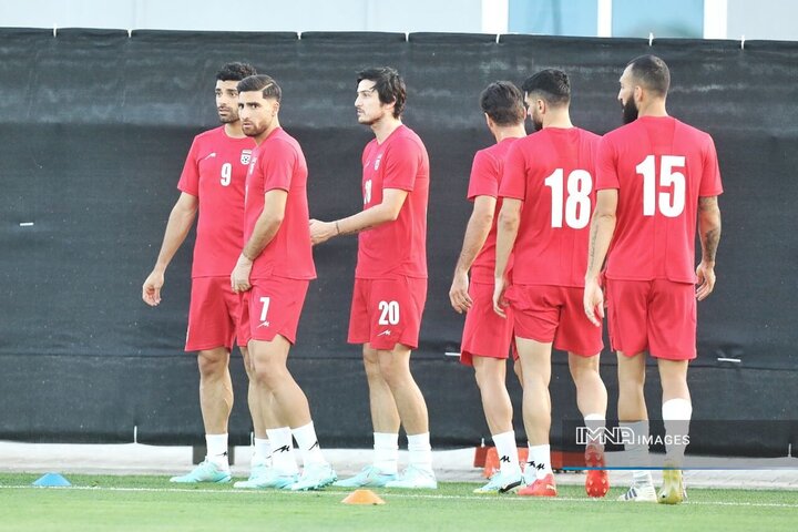 لباس قرمز بر تن ملی‌پوشان ایران مقابل انگلیس