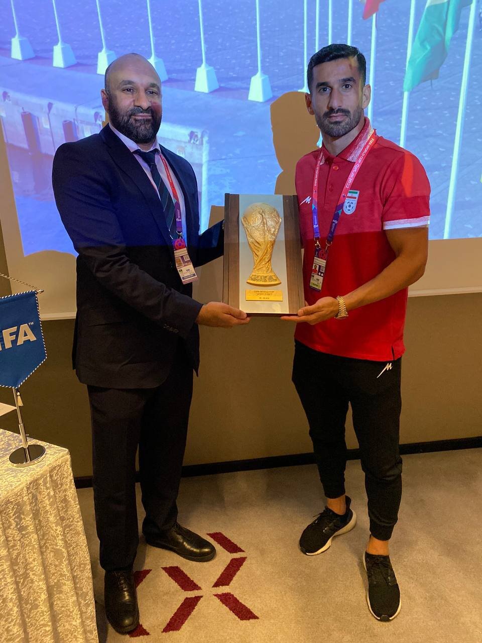 اهدای تابلوی ششمین حضور در جامجهانی به کاپیتان تیمملی ایران+عکس