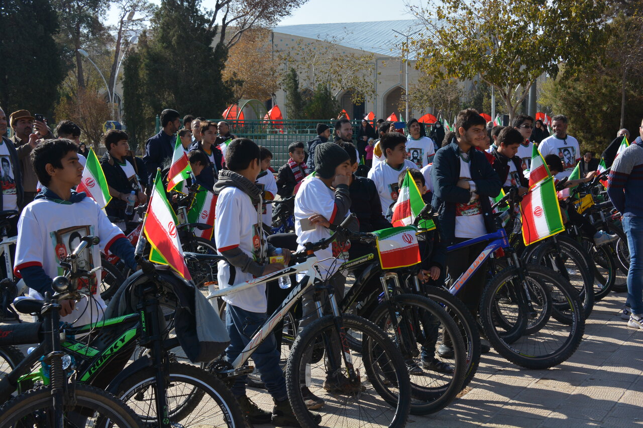 حضور ۳۷۰ دوچرخه سوار بسیجی در همایش گرامی‌داشت ۲۵ آبان