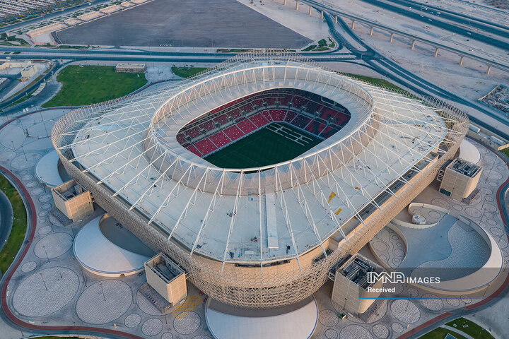 ویژگی برجسته ورزشگاه احمد بن علی نمایی است که نمادهای مختلف فرهنگ قطر را در خود جای داده و از تپه های شنی صحرای مجاور الهام گرفته شده است.
