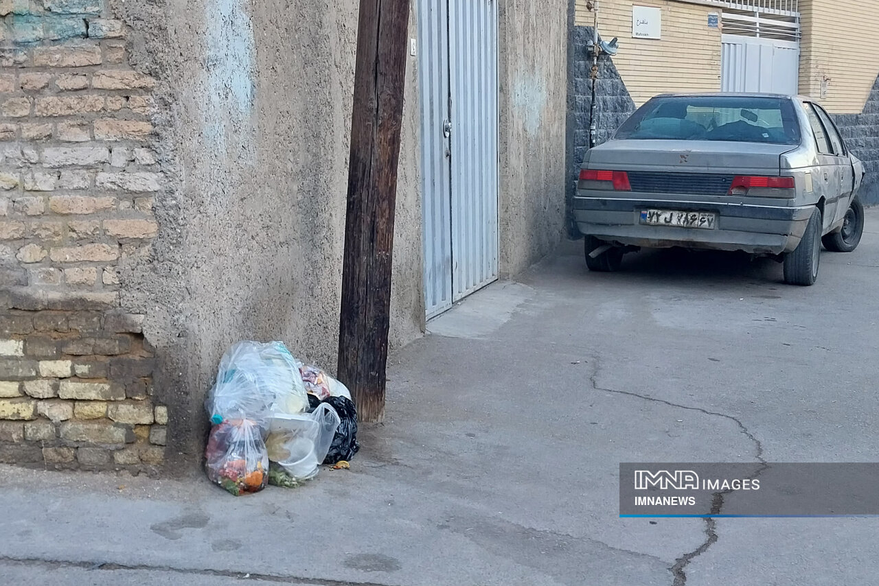 مردم: زبالهها جمع نمیشود، پاکبانان: شبانهروز کار میکنیم