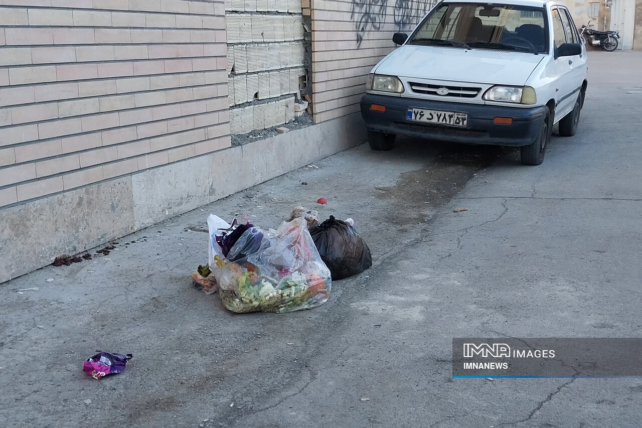 مردم: زبالهها جمع نمیشود، پاکبانان: شبانهروز کار میکنیم