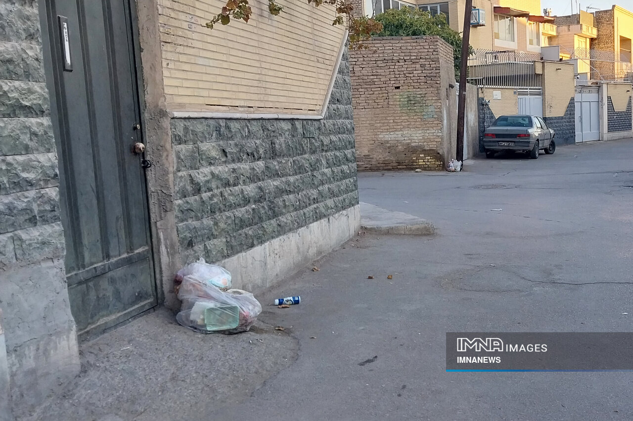 مردم: زبالهها جمع نمیشود، پاکبانان: شبانهروز کار میکنیم