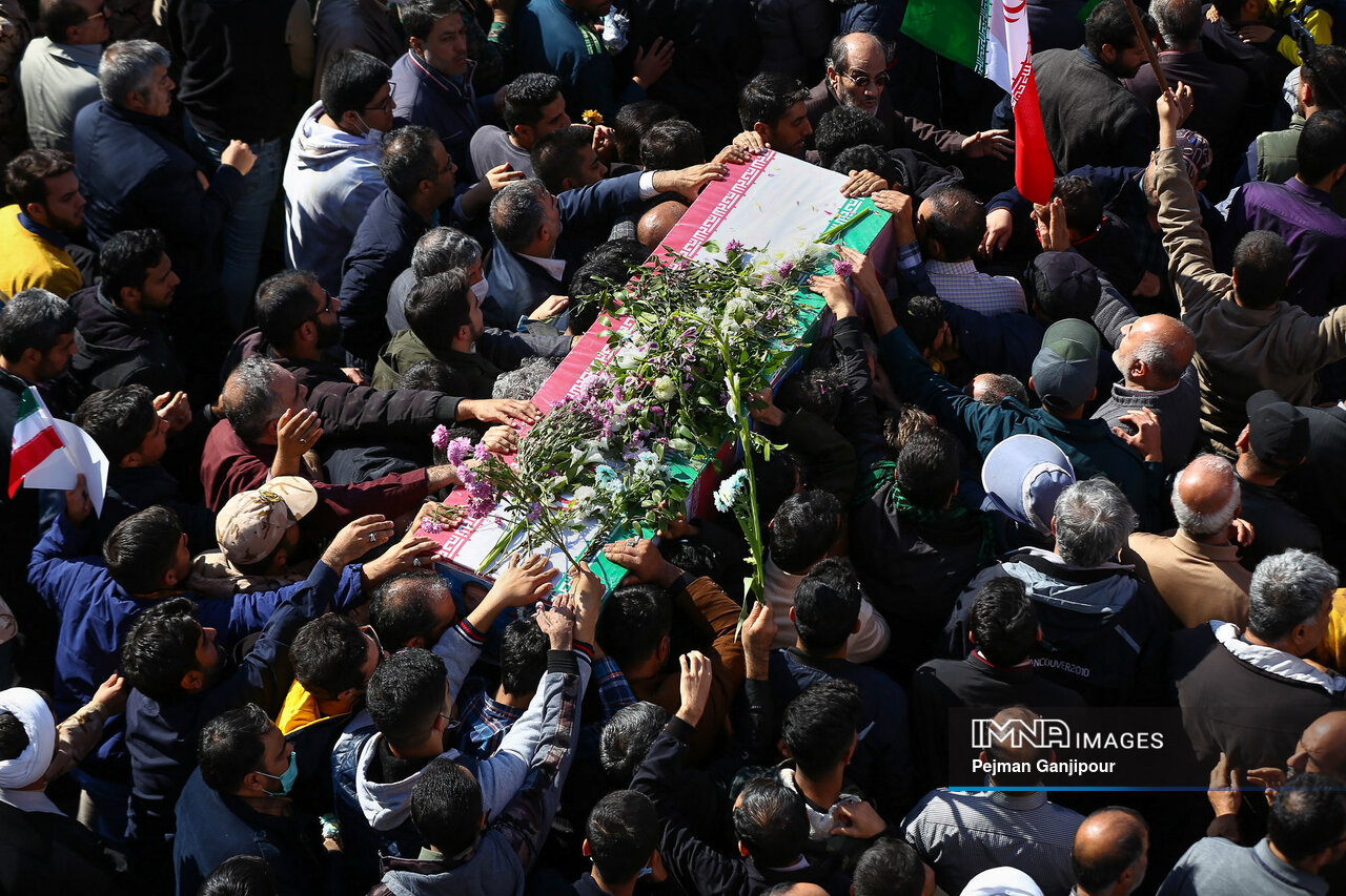 روایت ۴۱ سال مردانگی / از پوتینهای جفت شده پشت درب تا حماسهآفرینی جنگ ندیدهها