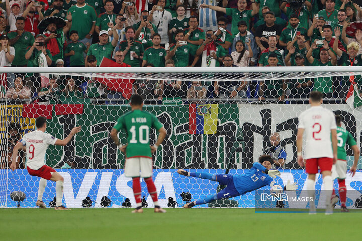 گیرمو اوچوآ درخشید و بهترین بازیکن بازی مکزیک - لهستان شد+عکس