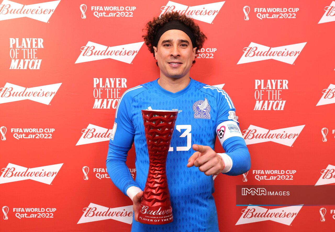 گیرمو اوچوآ درخشید و بهترین بازیکن بازی مکزیک - لهستان شد+عکس