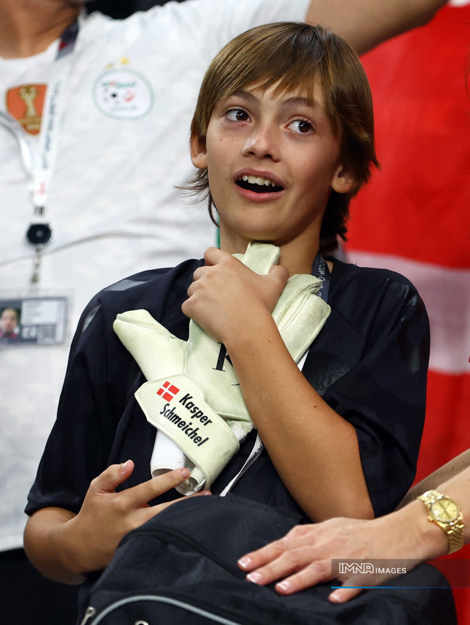 ذوقزدگی پسر بچهای که اشمایکل دستکش خود را به او هدیه داد+عکس و فیلم