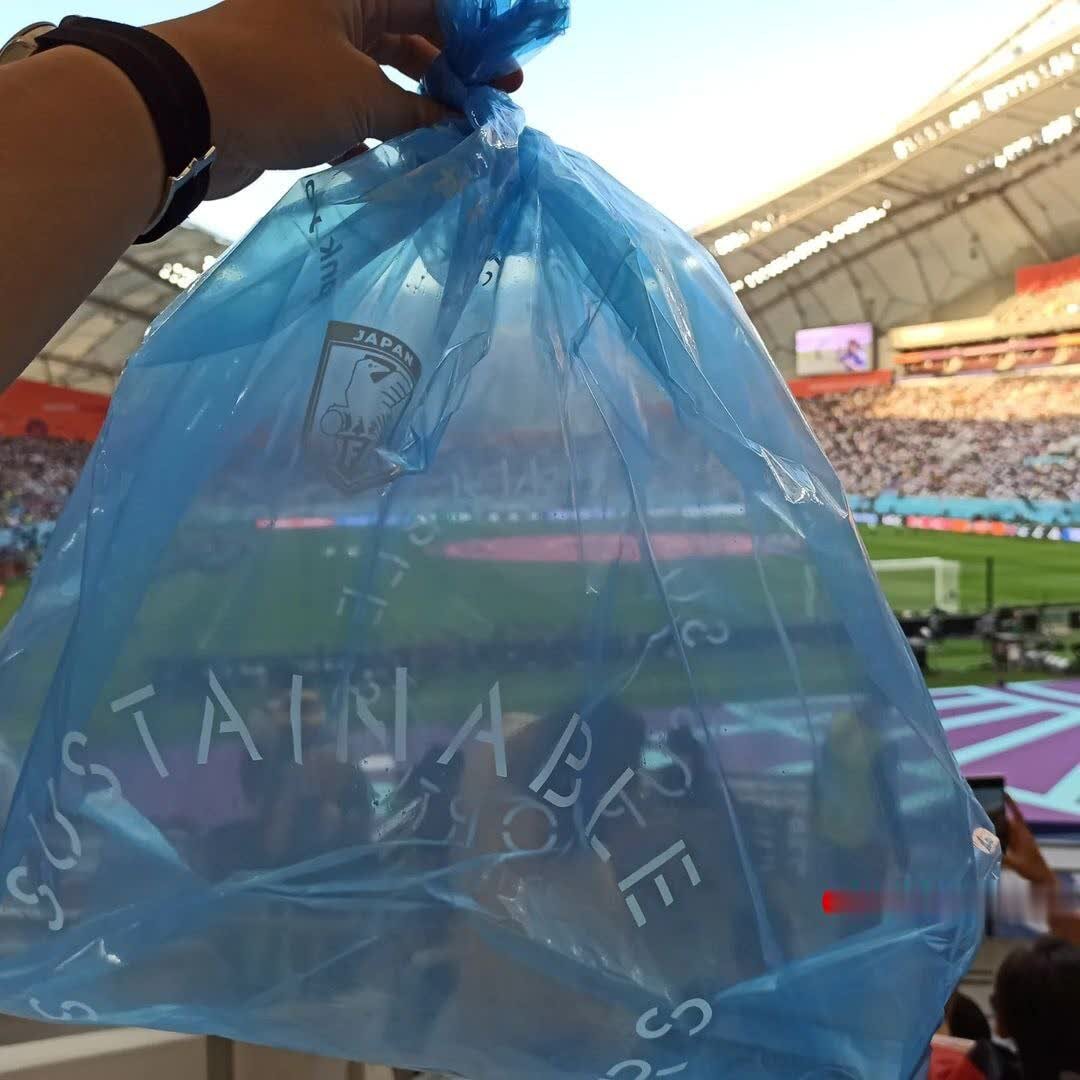 هر تماشاگر ژاپنی با یک پلاستیک زباله به دست+عکس