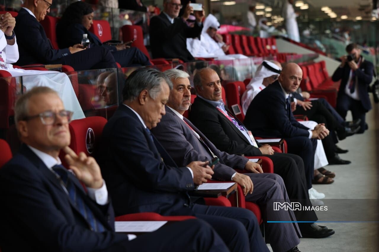 حمید سجادی و مهدی تاج در کنار اینفانتینو نظارهگر دیدار ولز ایران+عکس