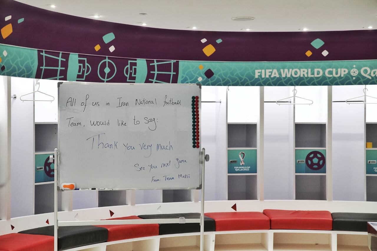 پیام یادگاری یوزها در رختکن ورزشگاه احمدبنعلی+عکس