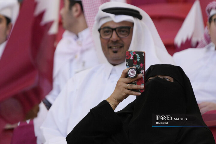 یکی از هواداران تیم قطر قبل از شروع بازی تیم میزبان جام جهانی و سنگال عکس می گیرد