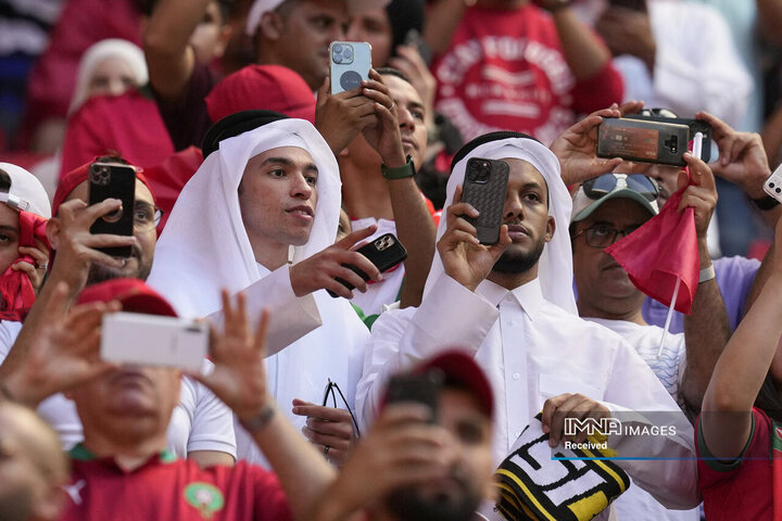 تماشاگران در سکوها منتظر بازی جام جهانی بین مراکش و کرواسی هستند 