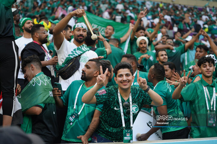 هواداران عربستانی پیروزی 2-1 تیمشان مقابل آرژانتین را در ورزشگاه لوسیل جشن گرفتند