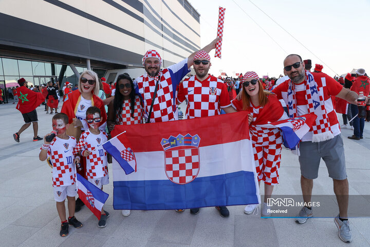 هواداران کرواسی پیش از شروع بازی در ورزشگاه آل بیت 