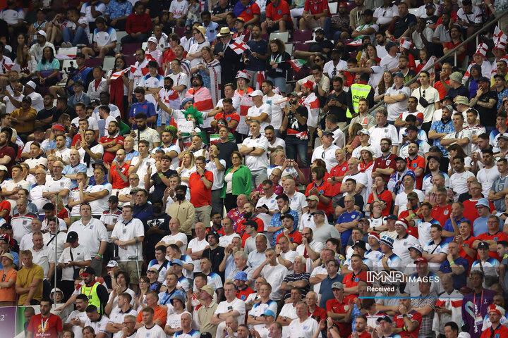 تماشاگران ایرانی در جریان بازی انگلیس و ایران 