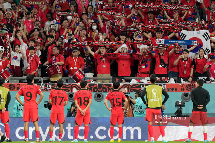 بازیکنان کره جنوبی در پایان مسابقه مقابل هواداران خود 