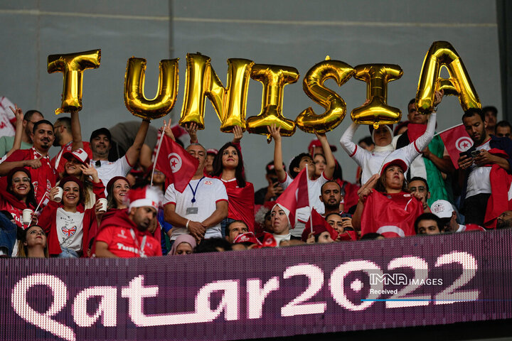 هواداران تونس قبل از بازی تیم ملی خود را تشویق می کنند