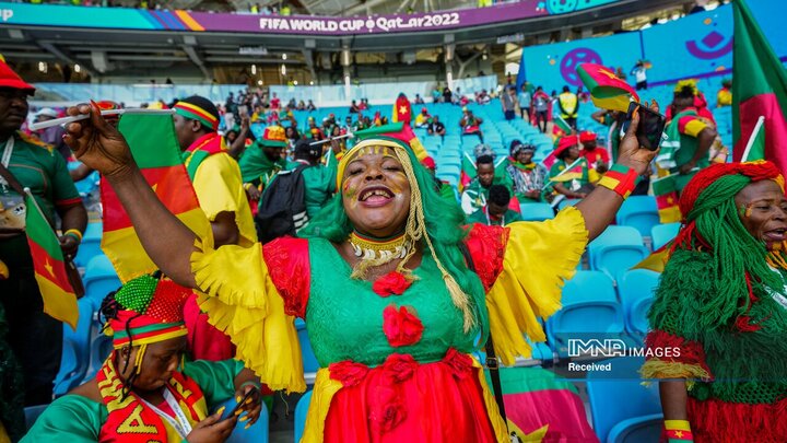 تشویق یک هوادار کامرونی قبل از شروع بازی گروه G جام جهانی بین سوئیس و کامرون در ورزشگاه الجنوب در الوکره