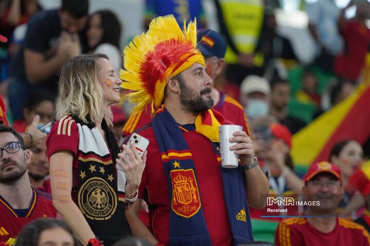 هواداران اسپانیا منتظر حضور تیمشان در زمین هستند