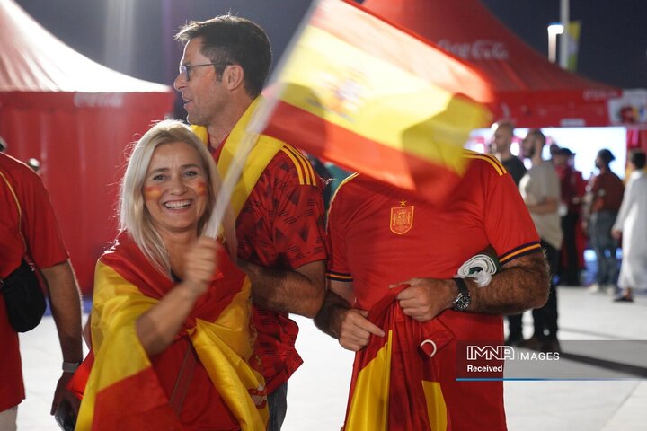 هواداران اسپانیایی پیروزی بزرگ خود را در خارج از ورزشگاه الثوما جشن می گیرند