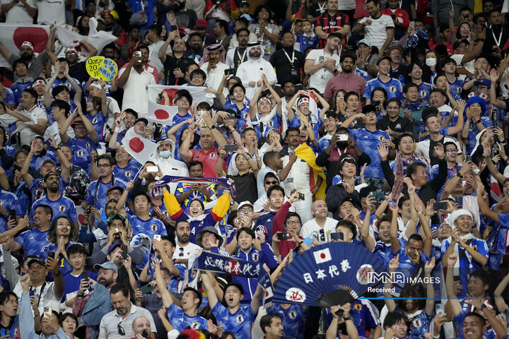 پس از اینکه تاکوما آسانو از ژاپن گل دوم تیمش را به ثمر رساند، هواداران جشن گرفتند