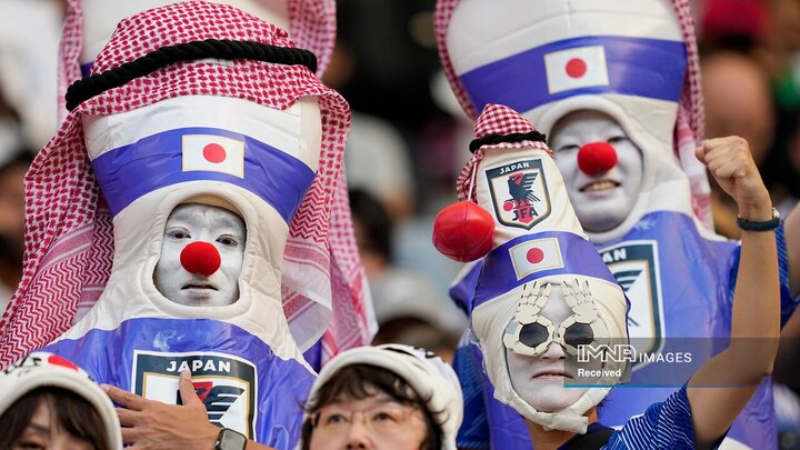 هواداران فوتبال حامی ژاپن در استادیوم بین المللی خلیفه تشویق می کنند