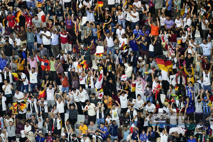 تشویق هواداران در جریان بازی فوتبال گروه E جام جهانی بین آلمان و ژاپن در استادیوم بین المللی خلیفه دوحه