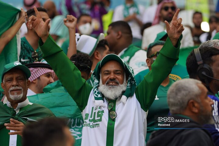تشویق هواداران عربستانی در ورزشگاه لوسیل قطر در جریان بازی آرژانتین و عربستان سعودی در گروه C جام جهانی فوتبال 