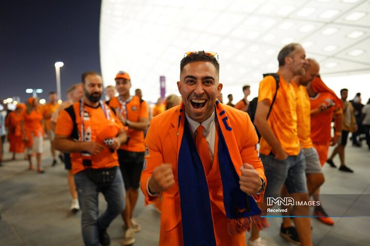 هواداران هلند پیروزی 2-0 تیم های خود را مقابل سنگال جشن می گیرند