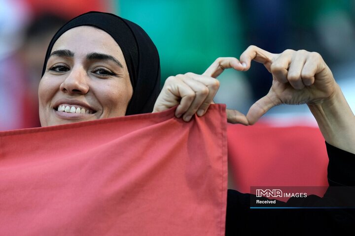 یک هوادار تونسی در بازی دانمارک و تونس قلب را نشان می دهد که از انگشتان دست تشکیل شده است