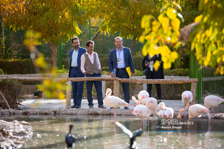بازدید شرکت کنندگان در نشست تخصصی باغ‌های پرندگان کشور از باغ پرندگان اصفهان